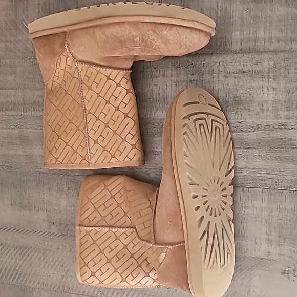 UGG Shoes - Ugg Classic Short 2 Logo Boots Size 10 Women's Fur Lined